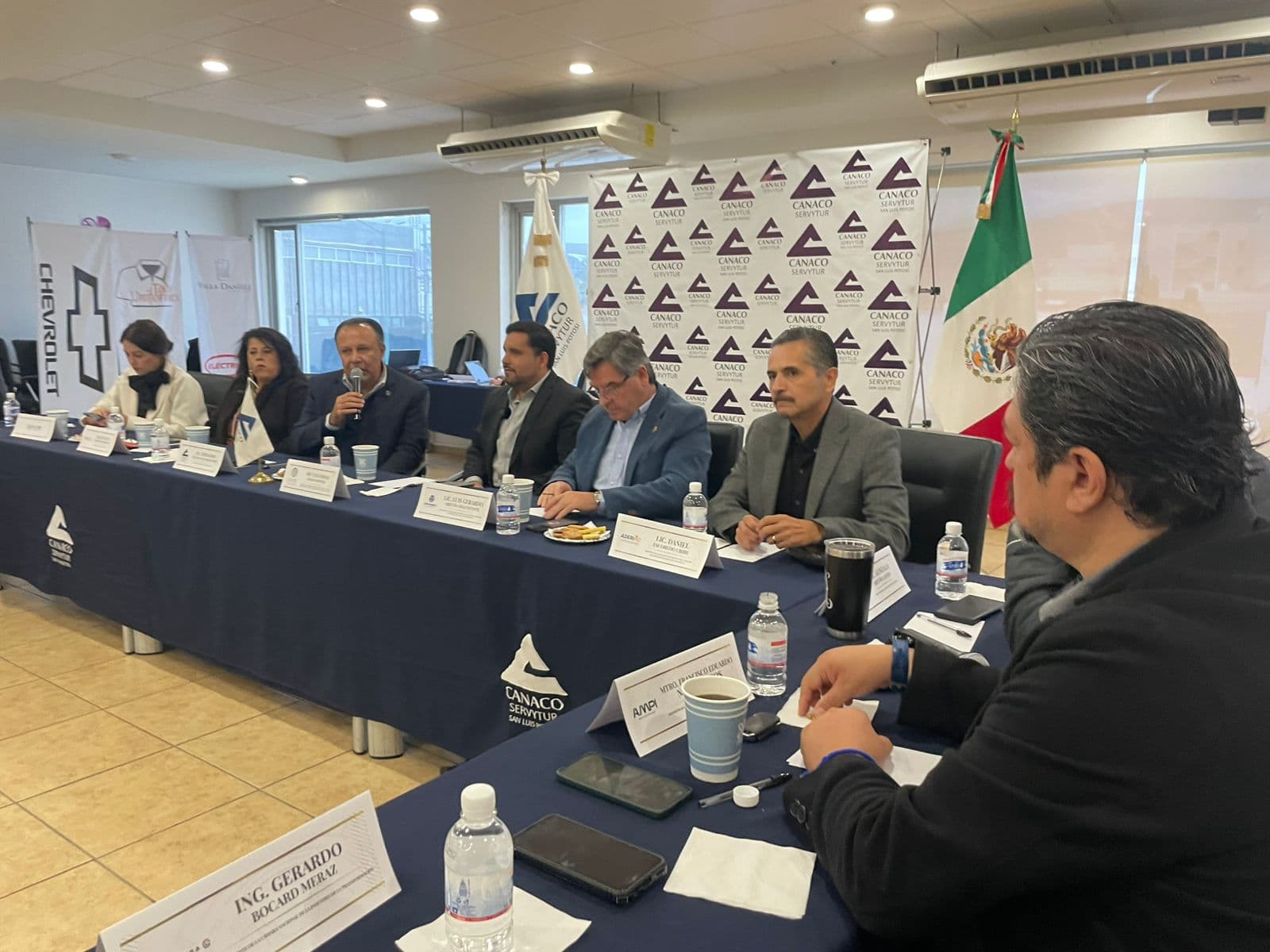 Organismos empresariales exigen medidas ante cargas fiscales y problemas laborales