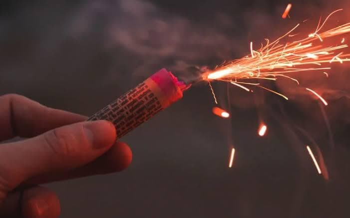 Recomiendan precaución con pirotecnia y decoraciones navideñas
