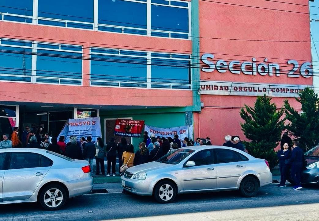 Maestros jubilados toman oficinas del SNTE por deuda millonaria
