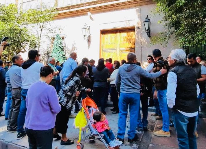 Policías jubilados protestan por adeudos