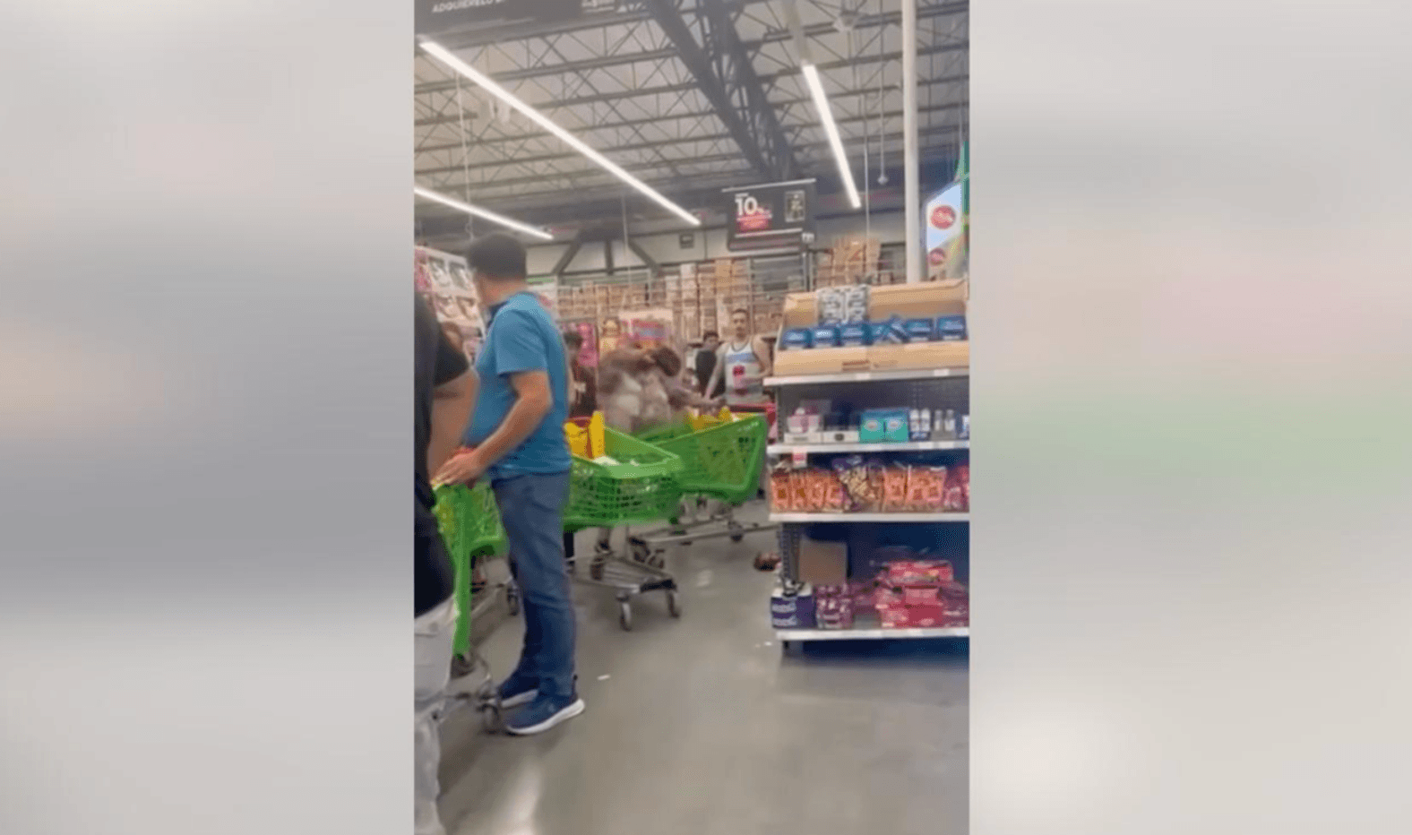 A sartenazos se pelean en Bodega Aurrerá