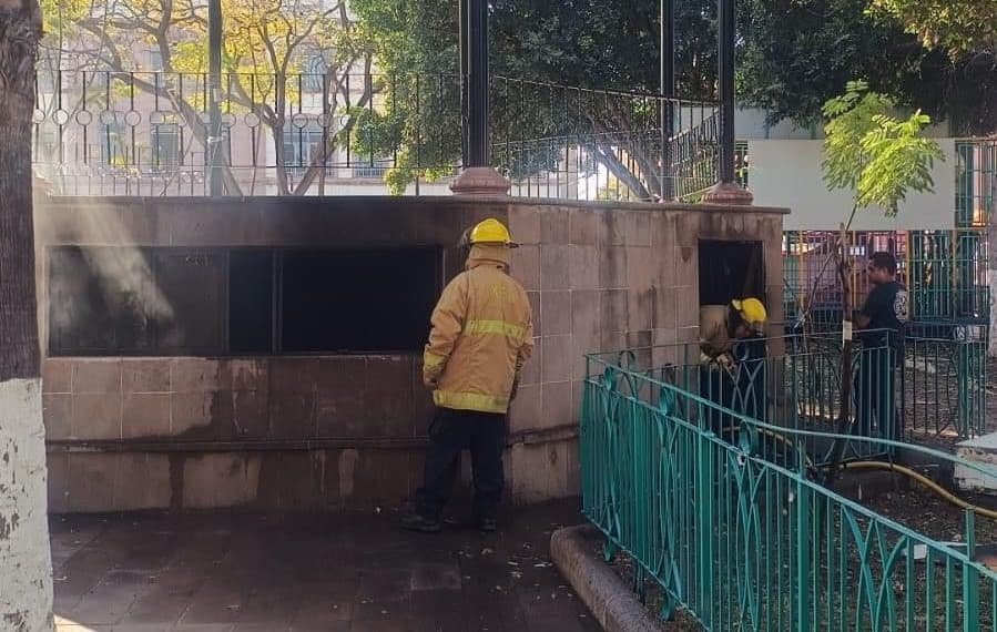 Controlan bomberos incendio en quiosco de la Alameda Central en la Capital