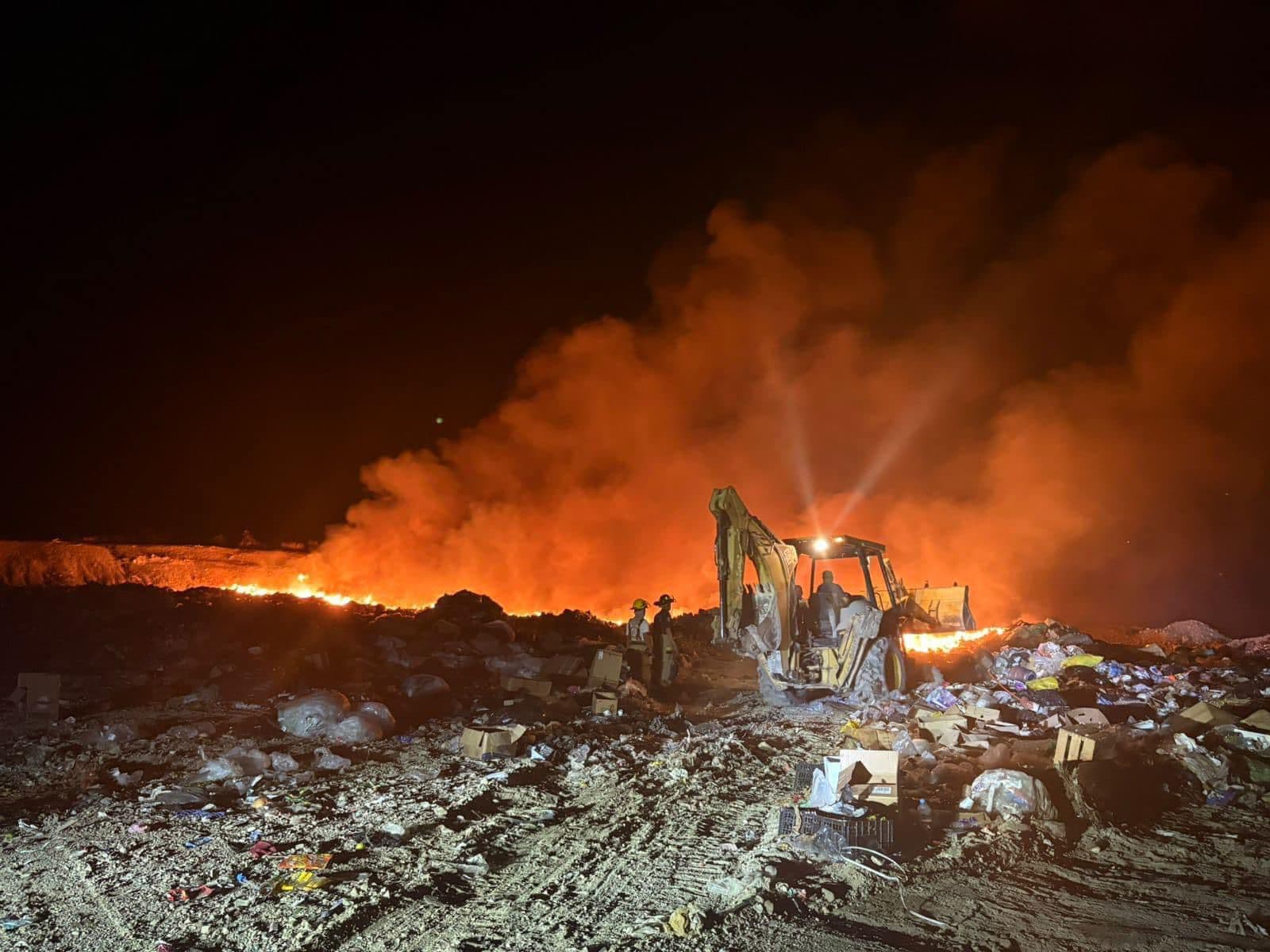 Controlan bomberos incendio en basurero de Ciudad Valles tras 13 horas