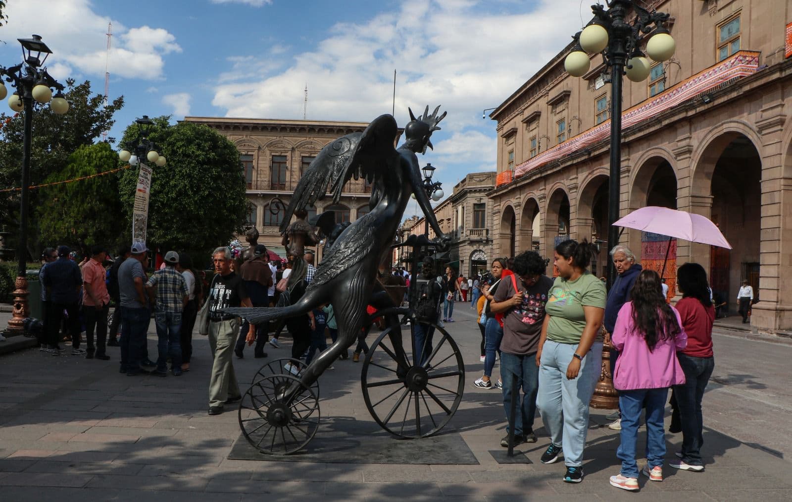 Invita Ayuntamiento a vivir una navidad surrealista con obras de Alejandro Velasco