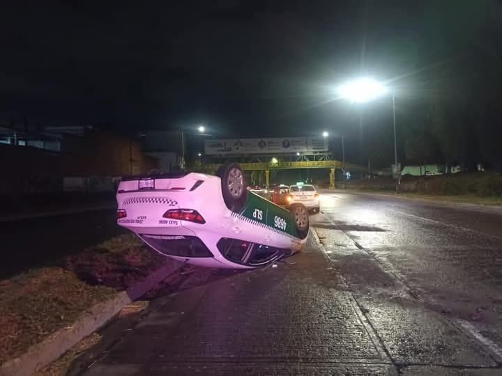 Taxi vuelca en el Río Santiago en SLP