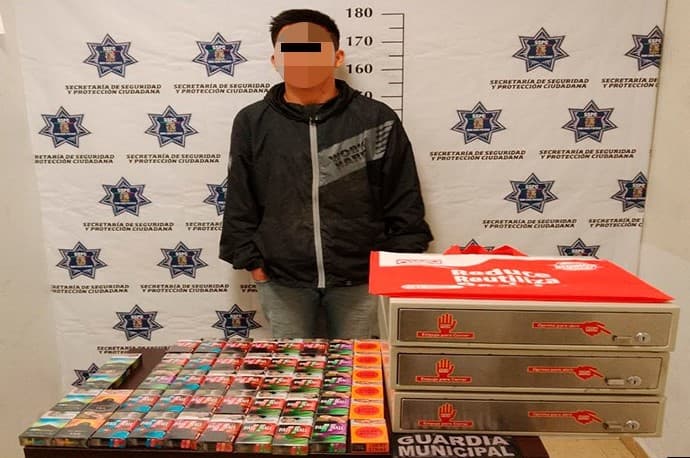 Hombre es detenido tras robo de 47 cajetillas de cigarros en un OXXO