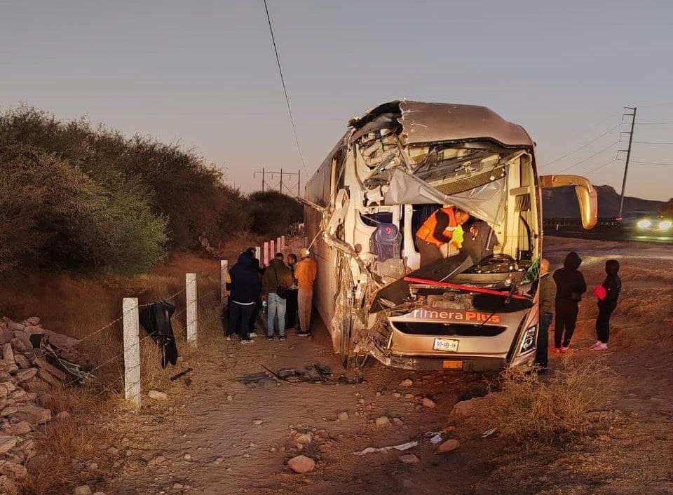 Grave accidente entre autobús y camión de carga deja 26 lesionados