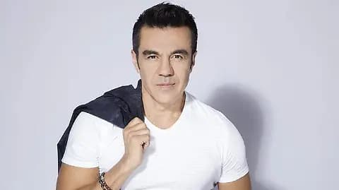 De la adversidad al éxito: La transformación de Adrián Uribe en el cine