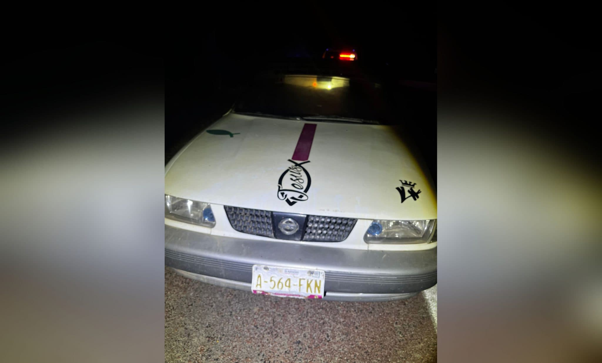 Hallan a un asesinado, torturado y sin orejas en un auto en Acapulco