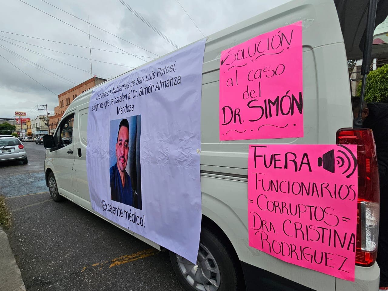 Exigen reinstalación del doctor Simón Almanza en el IMSS SLP