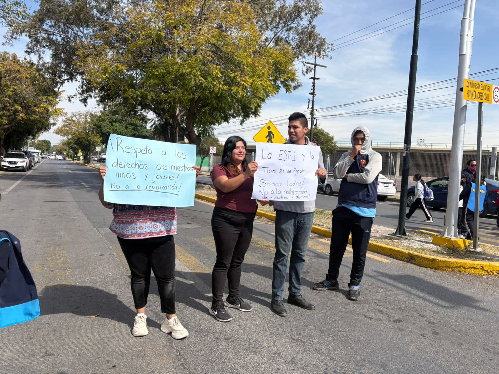 Padres de familia bloquean calle por cambio de uso de la ETI