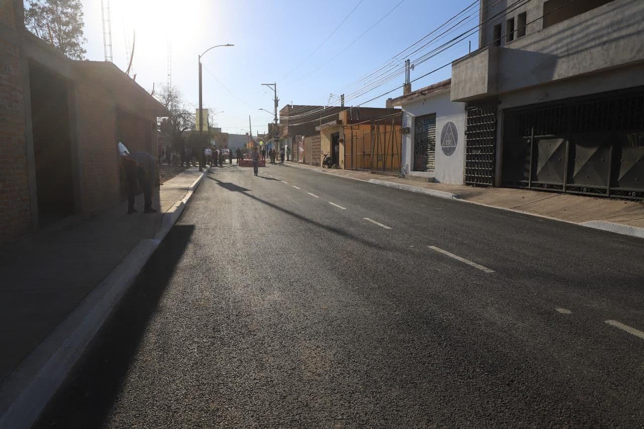 Enrique Galindo entrega pavimentación de calle Grafito en el norte de la capital