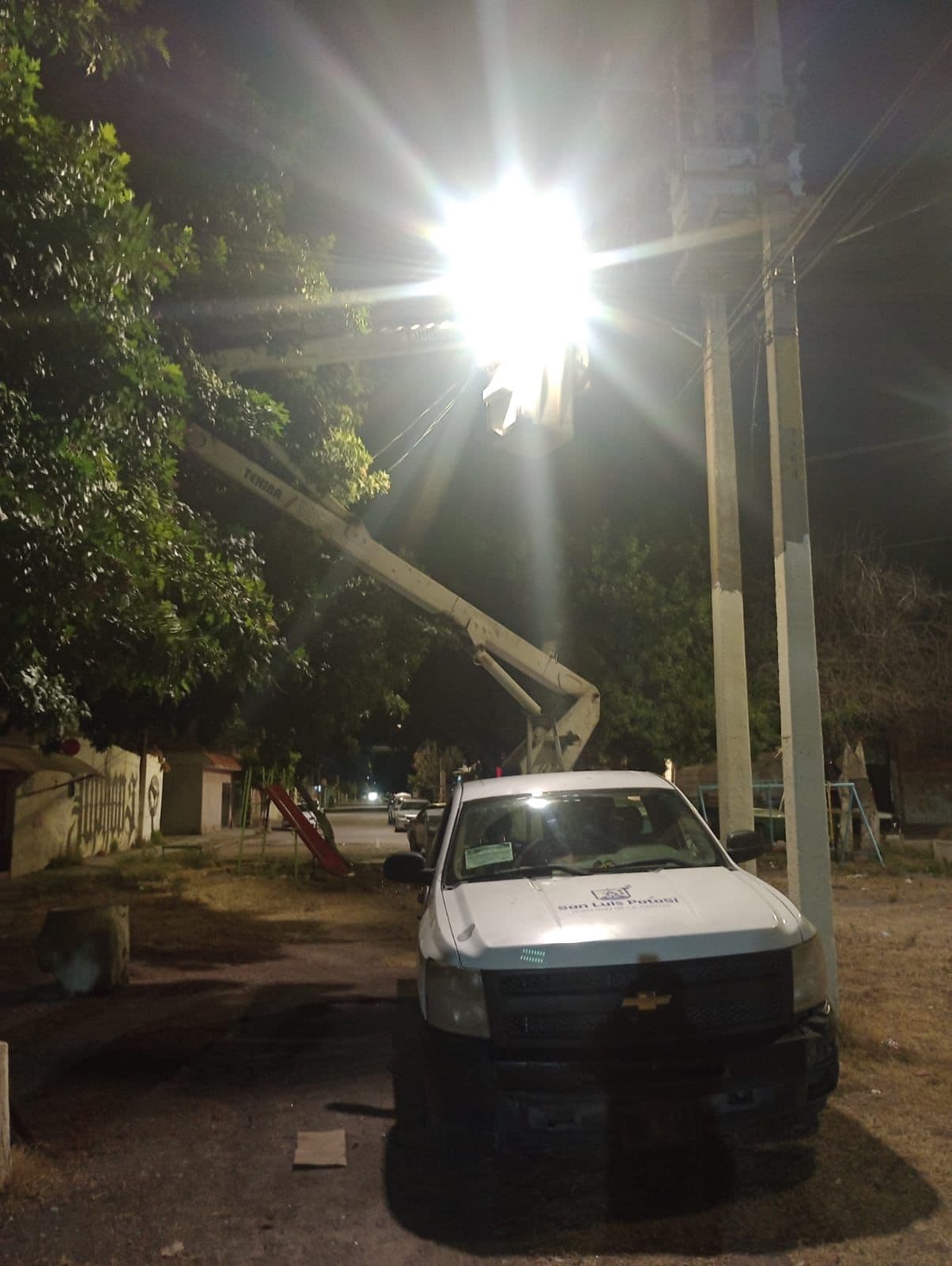 Rehabilitan alumbrado público en la colonia Juan Sarabia