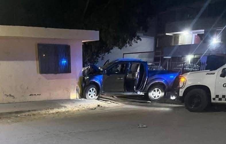 Persecución policial termina con camioneta estrellada en B Anaya