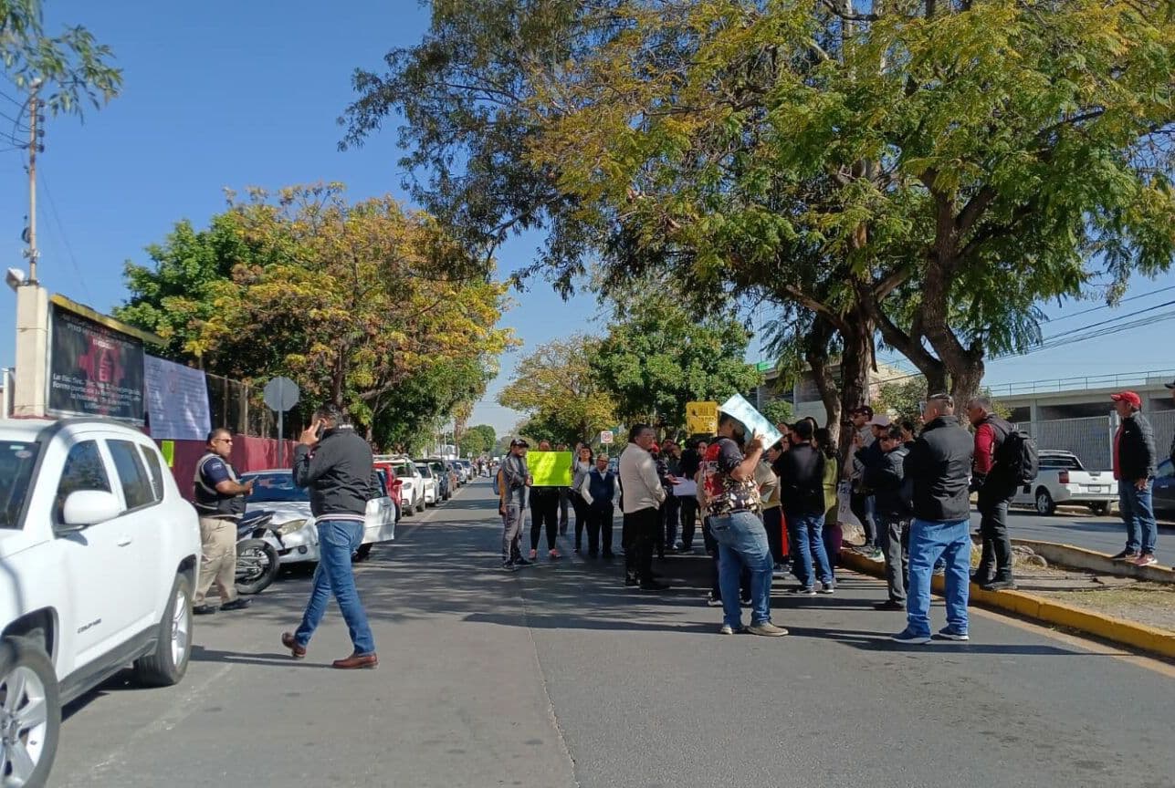 Continúa bloqueo por la posible desaparición de la Escuela Primaria 21 de Agosto