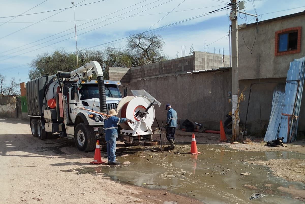Ayuntamiento interviene drenaje en La Pila tras desbordamiento por obstrucción
