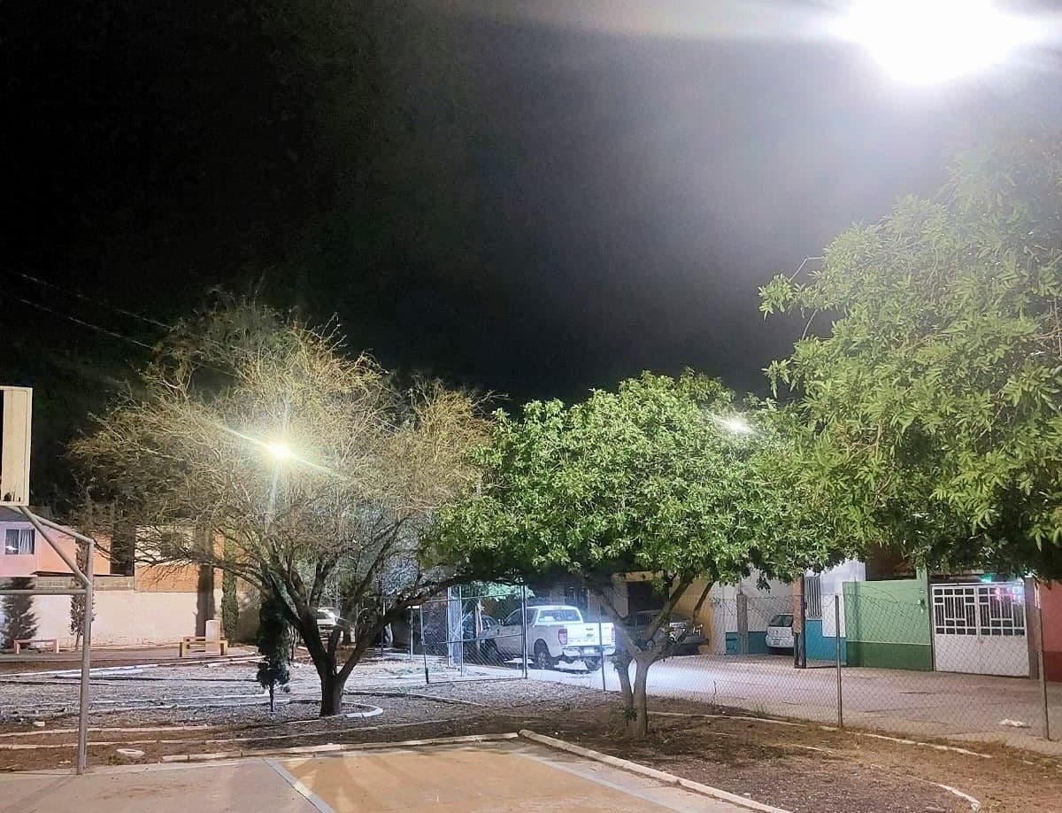 Refuerza Ayuntamiento iluminación en Morales Campestre con nuevo reflector