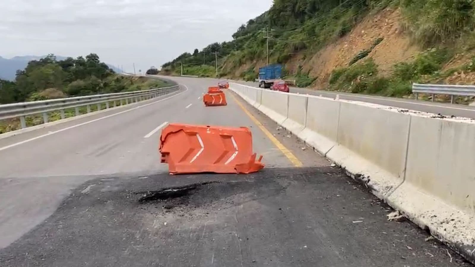 Aparece peligroso socavón en nueva carretera Ciudad Valles - Tamazunchale