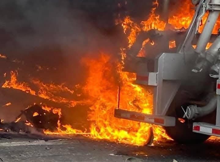 Explosión de pipa en la carretera Villa de Reyes-Silao moviliza a cuerpos de emergencia