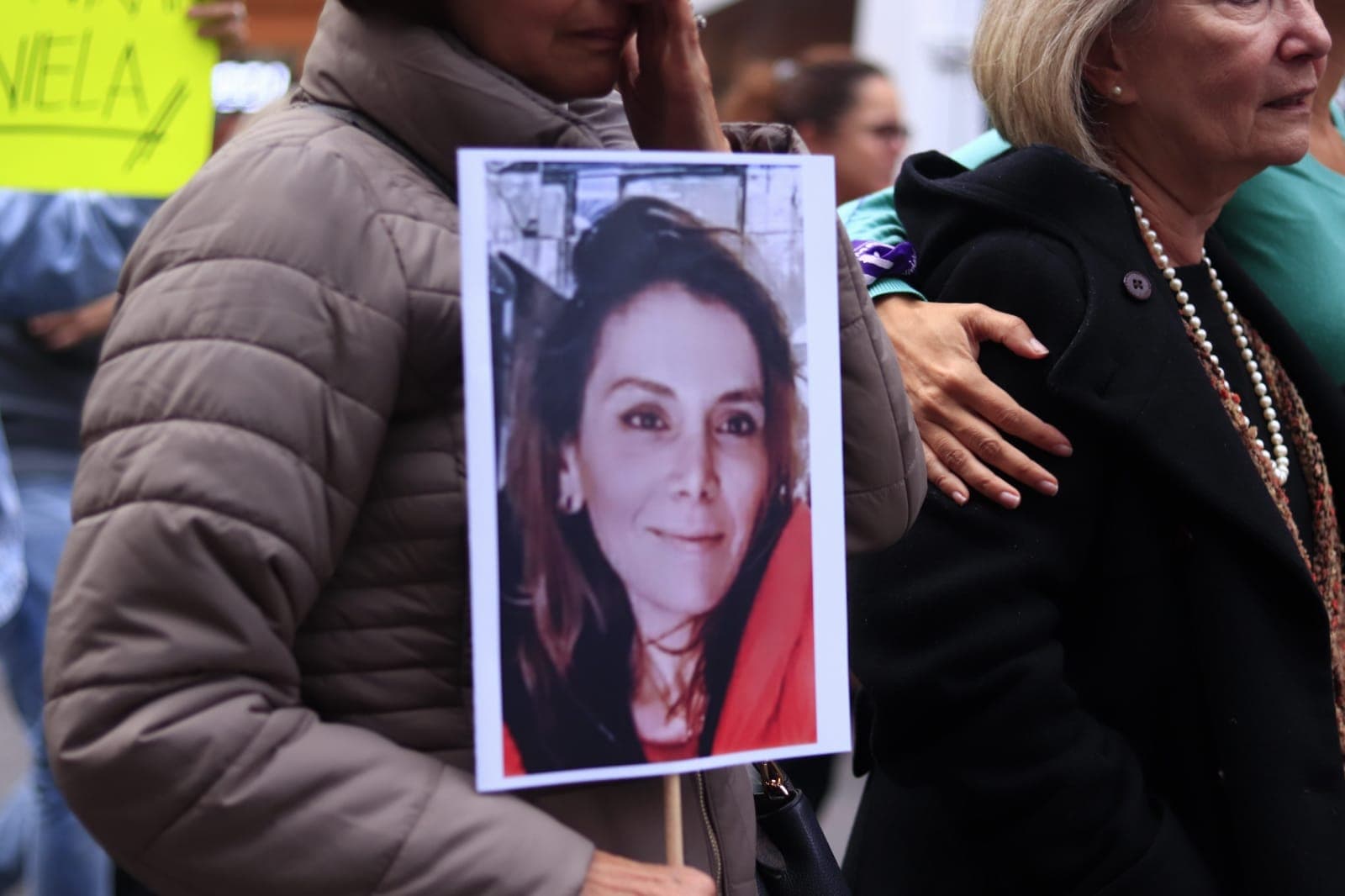 Marchan familiares y colectivos exigiendo la aparición de Daniela Martel