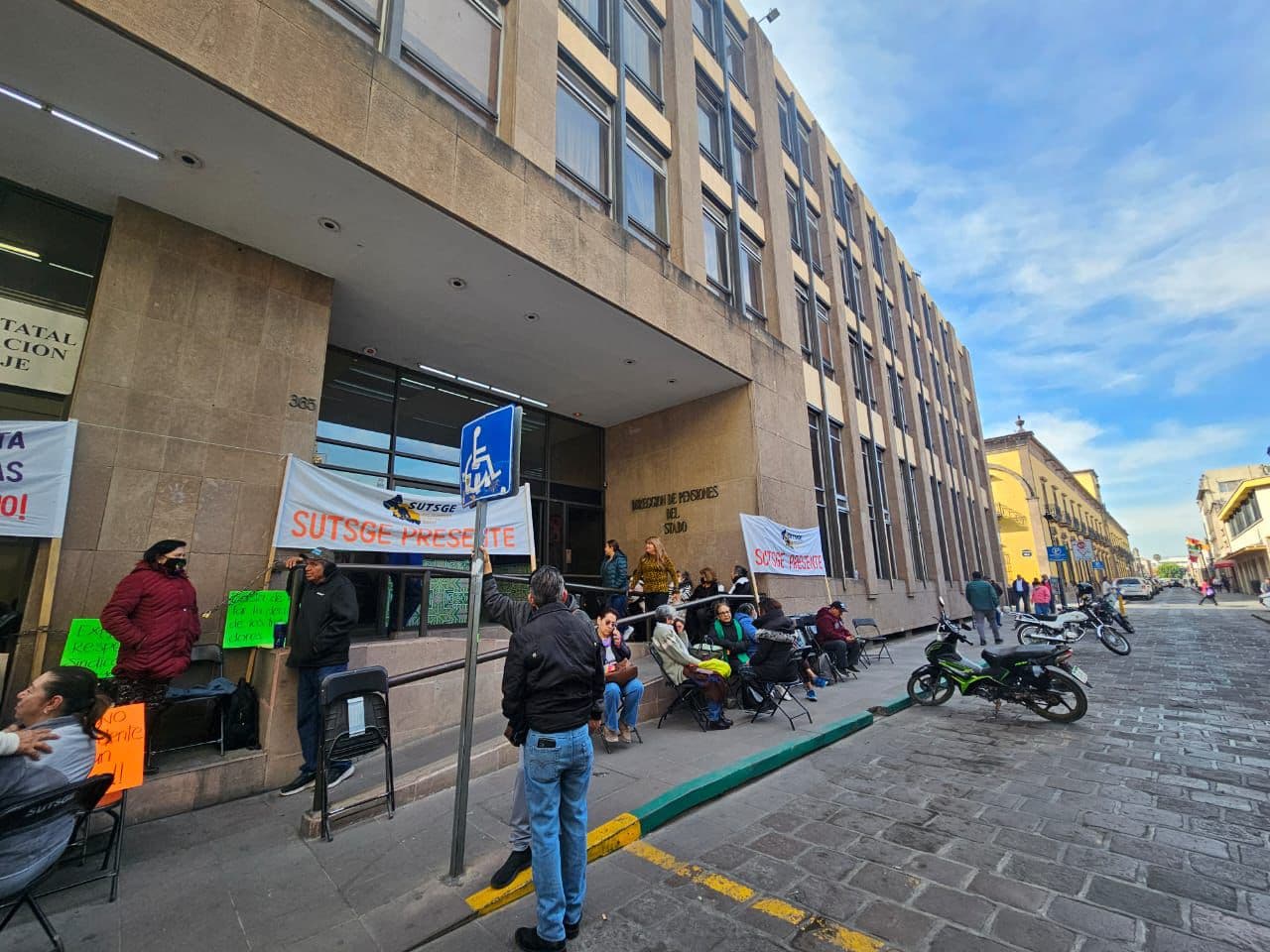 Mantiene protesta SUTSGE ante falta de reconocimiento por parte del estado