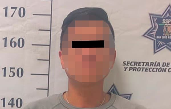 Hombre roba un oxxo y huye en un taxi en Villa de Pozos