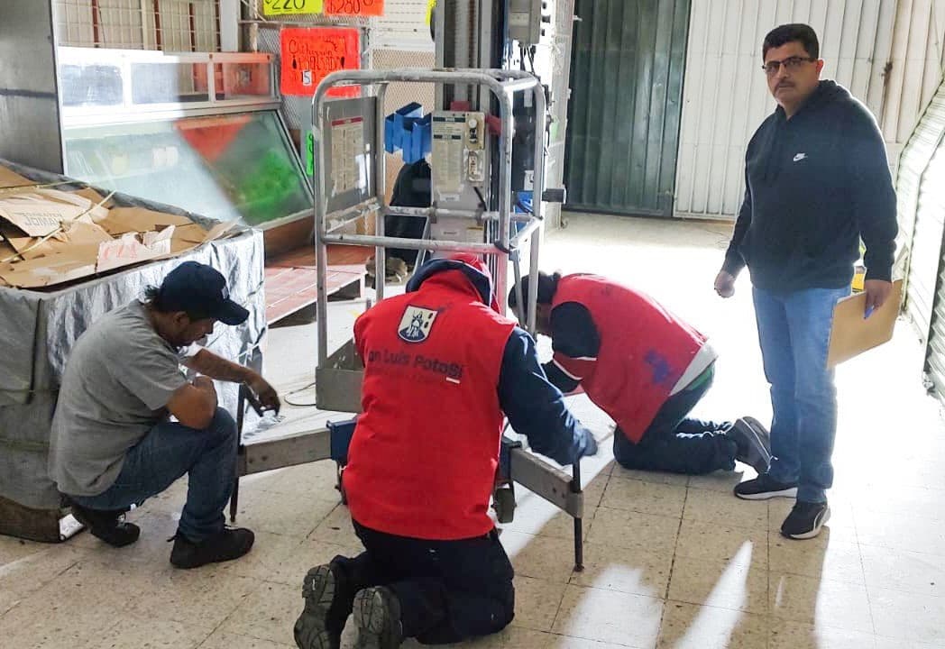 Instala Ayuntamiento 14 luminarias en el Mercado República