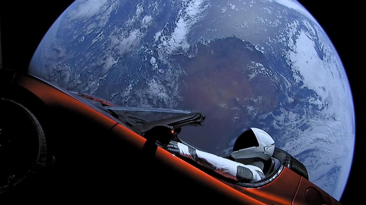 Tesla Roadster de Elon Musk causa confusión en el espacio