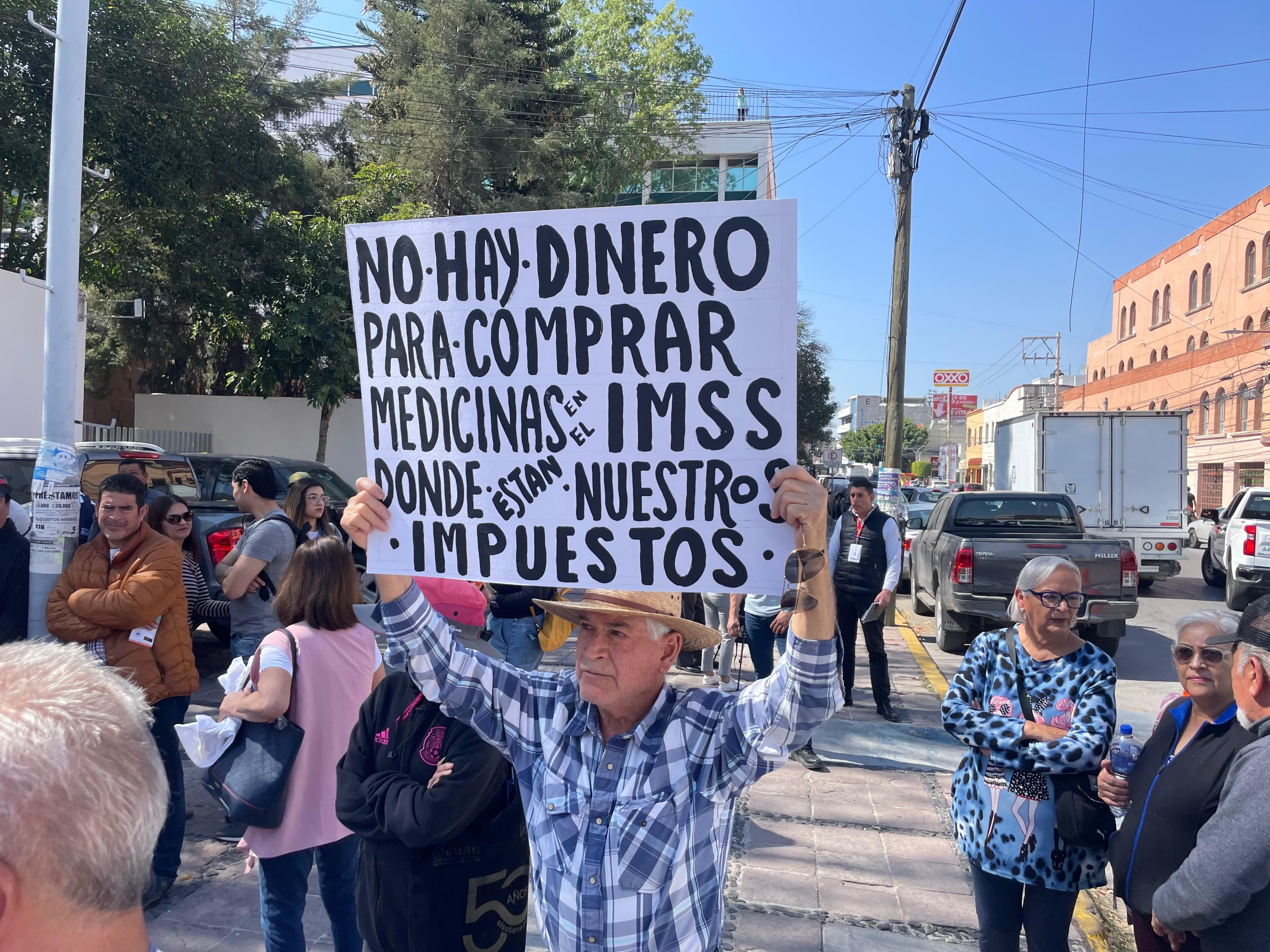 Denuncian manifestantes falta de insumos y mala atención en clínicas del IMSS