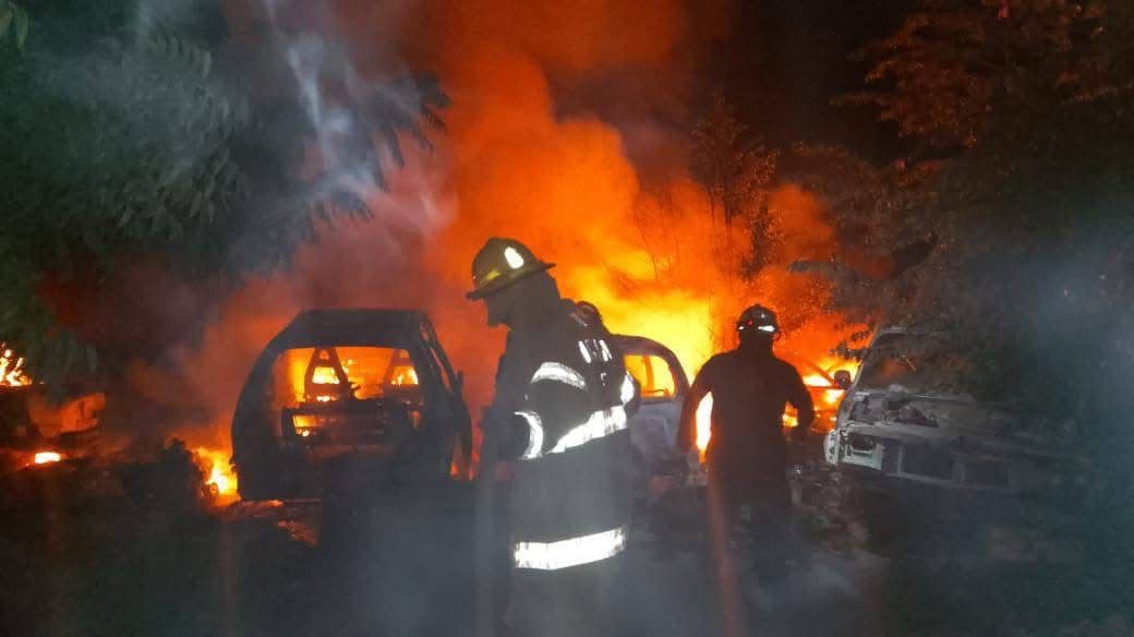 Incendio consume siete vehículos en un yonke de Tamuín