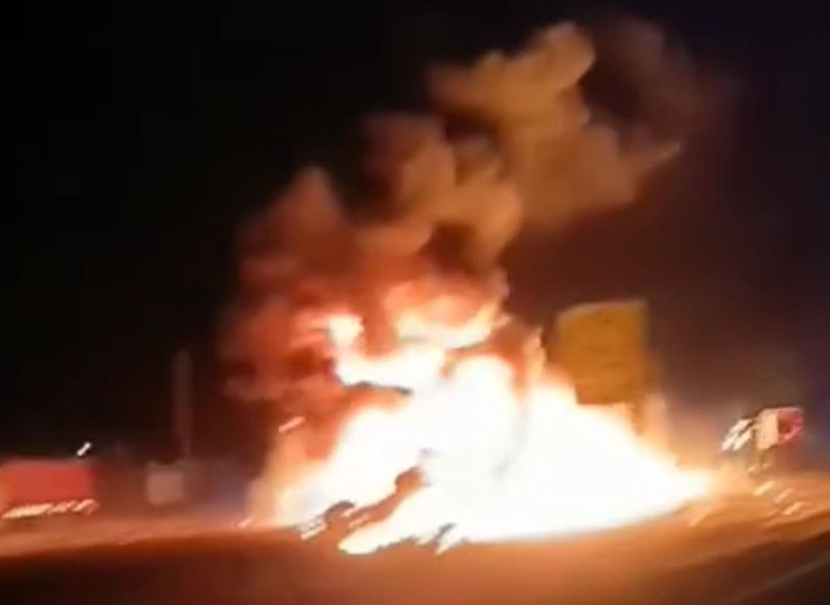 Accidente múltiple en la carretera Matehuala deja un muerto y varias unidades incendiadas