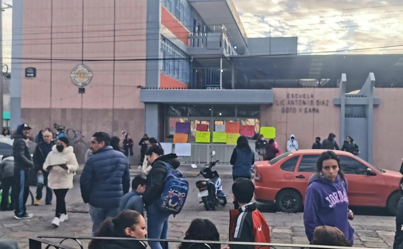 Protestan padres de familia por la ausencia de maestros en escuela de SLP