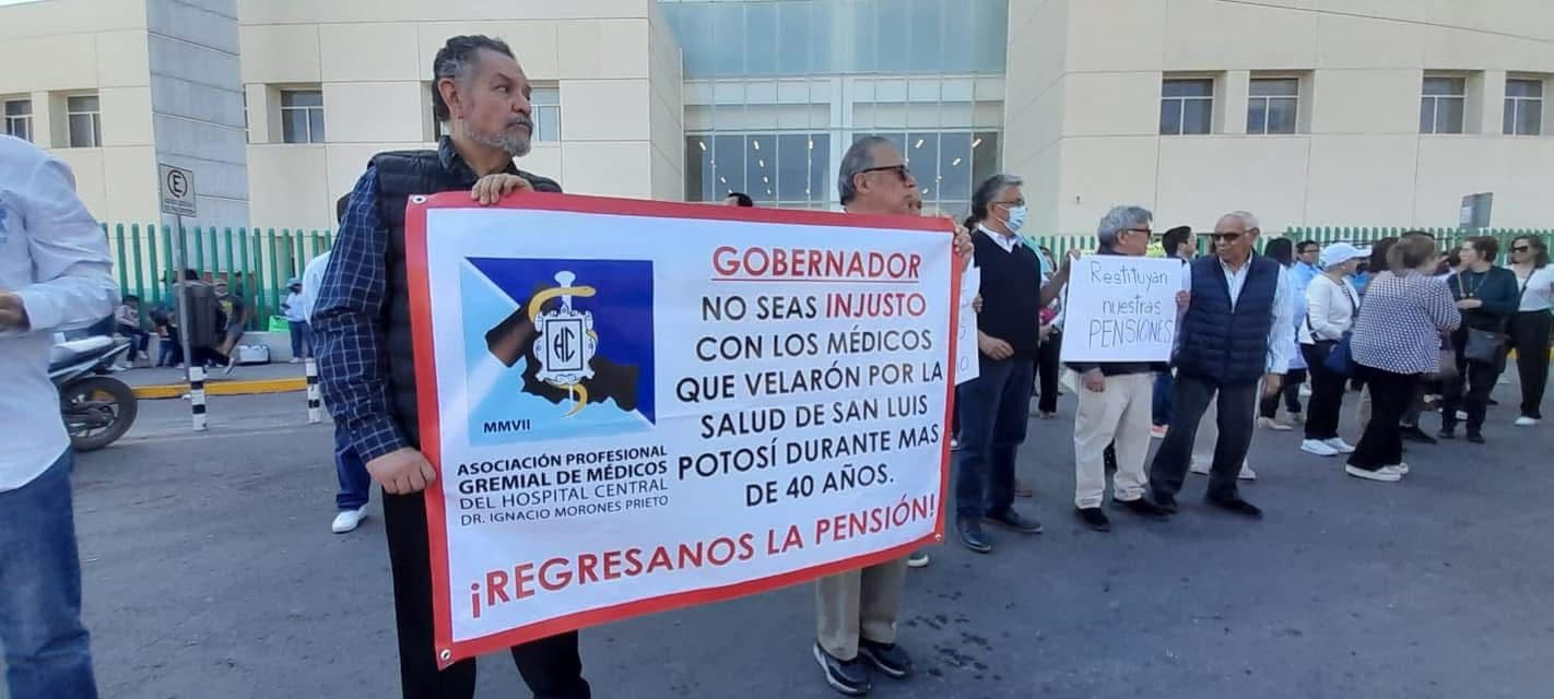 Médicos jubilados bloquean vialidades por falta de pago en San Luis Potosí