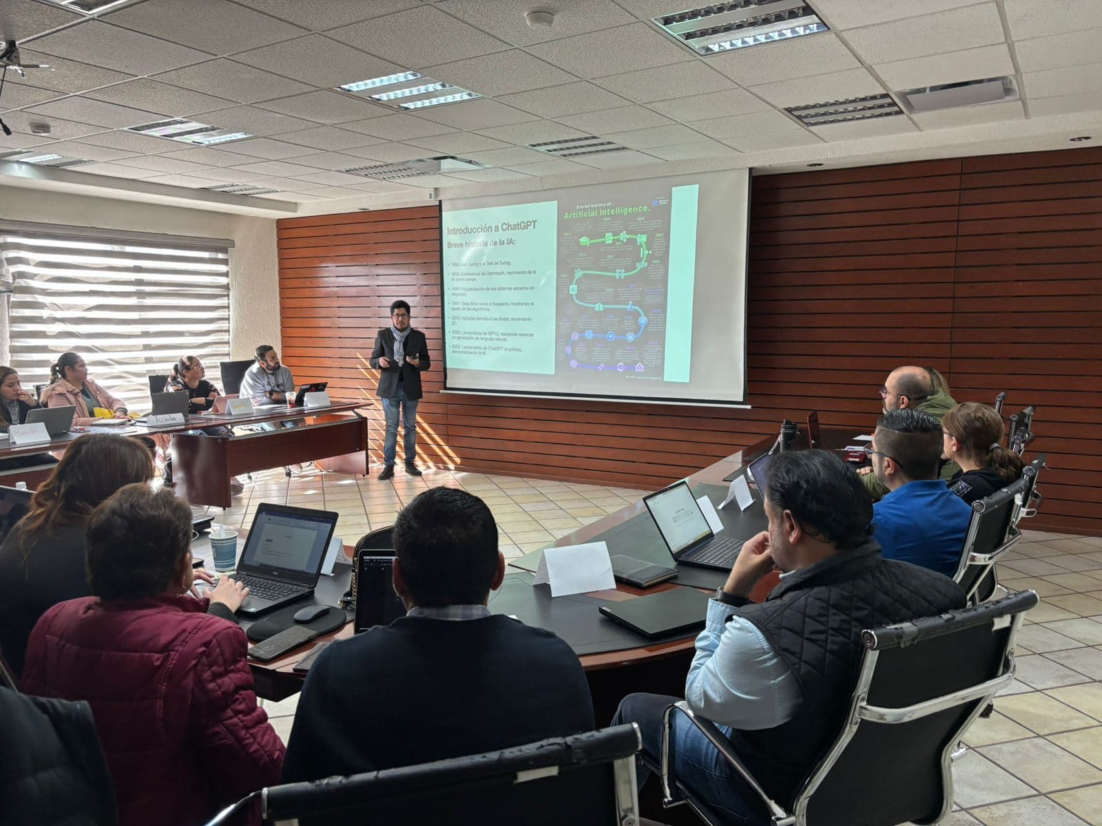 Capacitan a empresarios locales con herramientas digitales