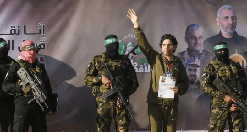 Hamás libera tres rehenes israelíes a cambio de 180 prisioneros palestinos