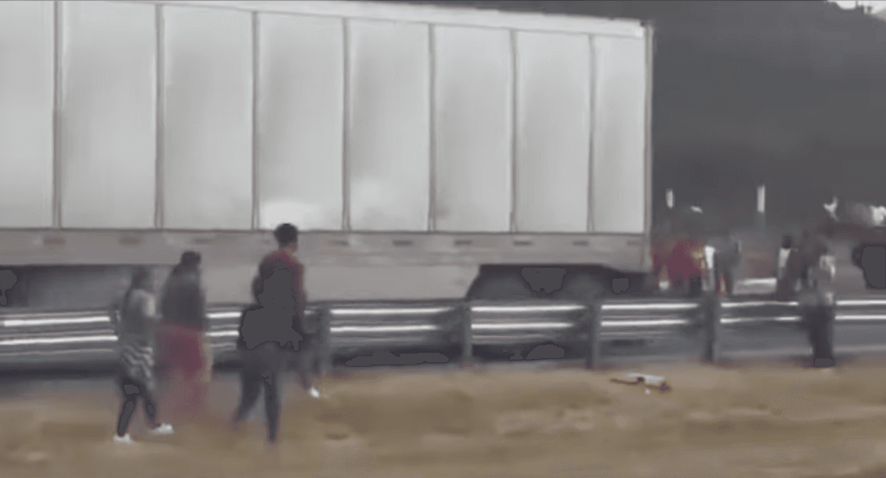 La rapiña no se hizo esperara luego de volcadura de tráiler que transportaba lavadoras