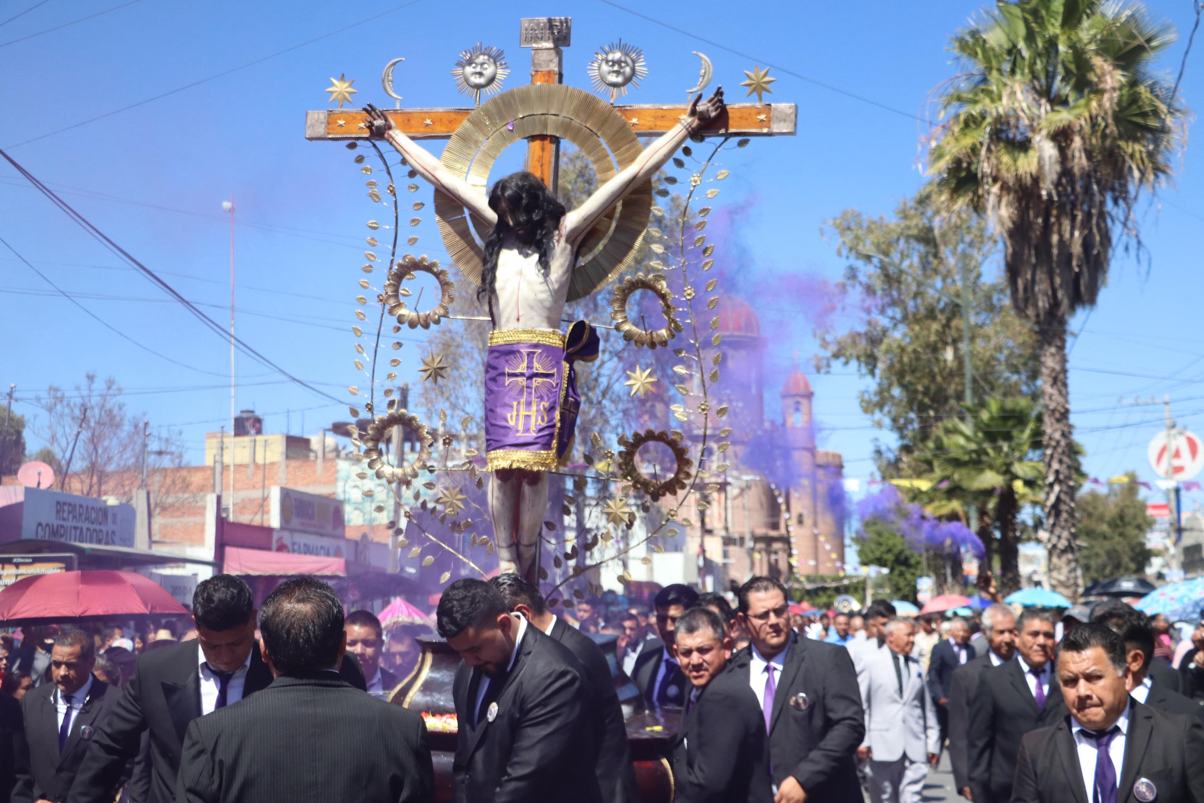 Presencian miles de fieles la bajada del Señor del Saucito en San Luis Potosí