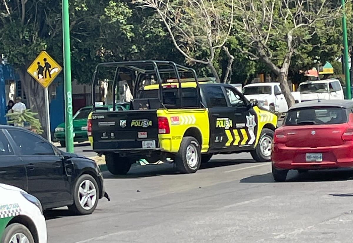Motociclista es arrollado por un automóvil en Himno Nacional; SSPC atiende el accidente