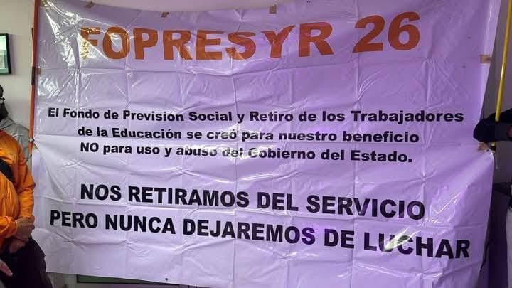 Protestan maestros jubilados frente a CEDH por falta de pagos