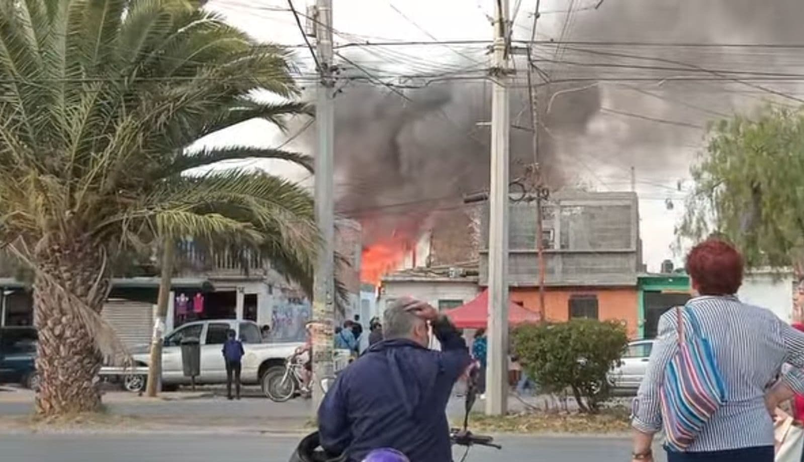 Arde en llamas zona habitacional irregular en la Colonia B. Anaya