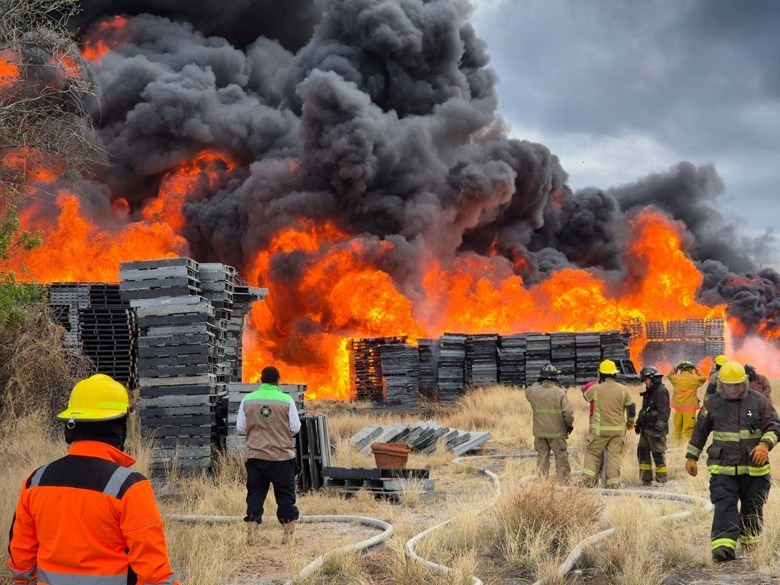 Reportan mala calidad del aire en SLP tras incendio en empresa química
