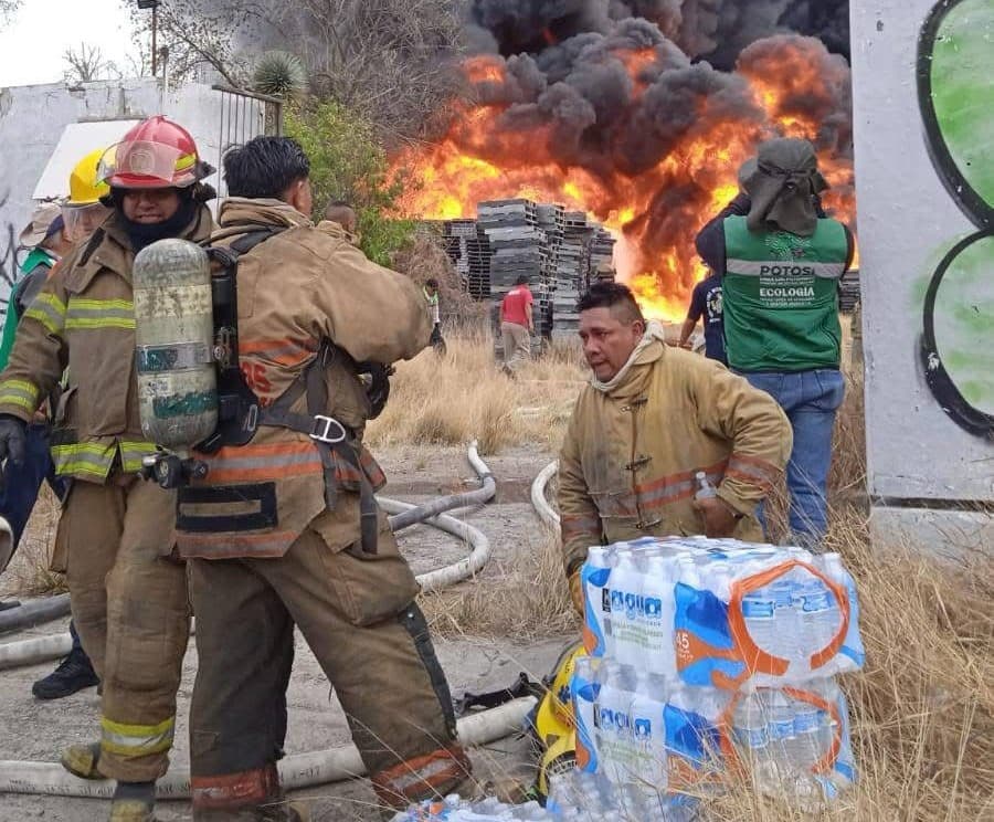 Se intoxican 6 bomberos combatiendo incendio en empresa de plástico