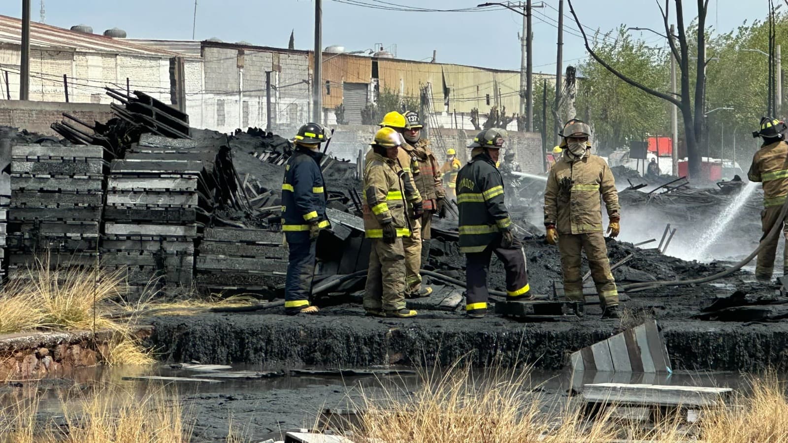 Bomberos logran sofocar incendio en empresa química tras horas de trabajo