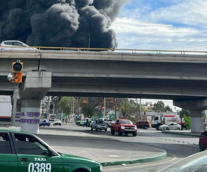Se incendia predio en Valentín Amador y carretera Matehuala