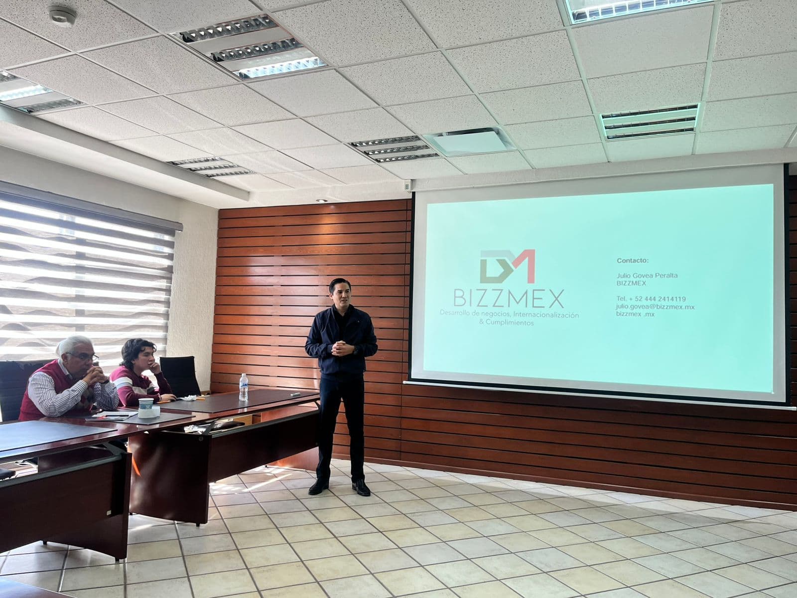 Imparte Ayuntamiento talleres para fortalecer exportaciones de empresas locales de Mezcal