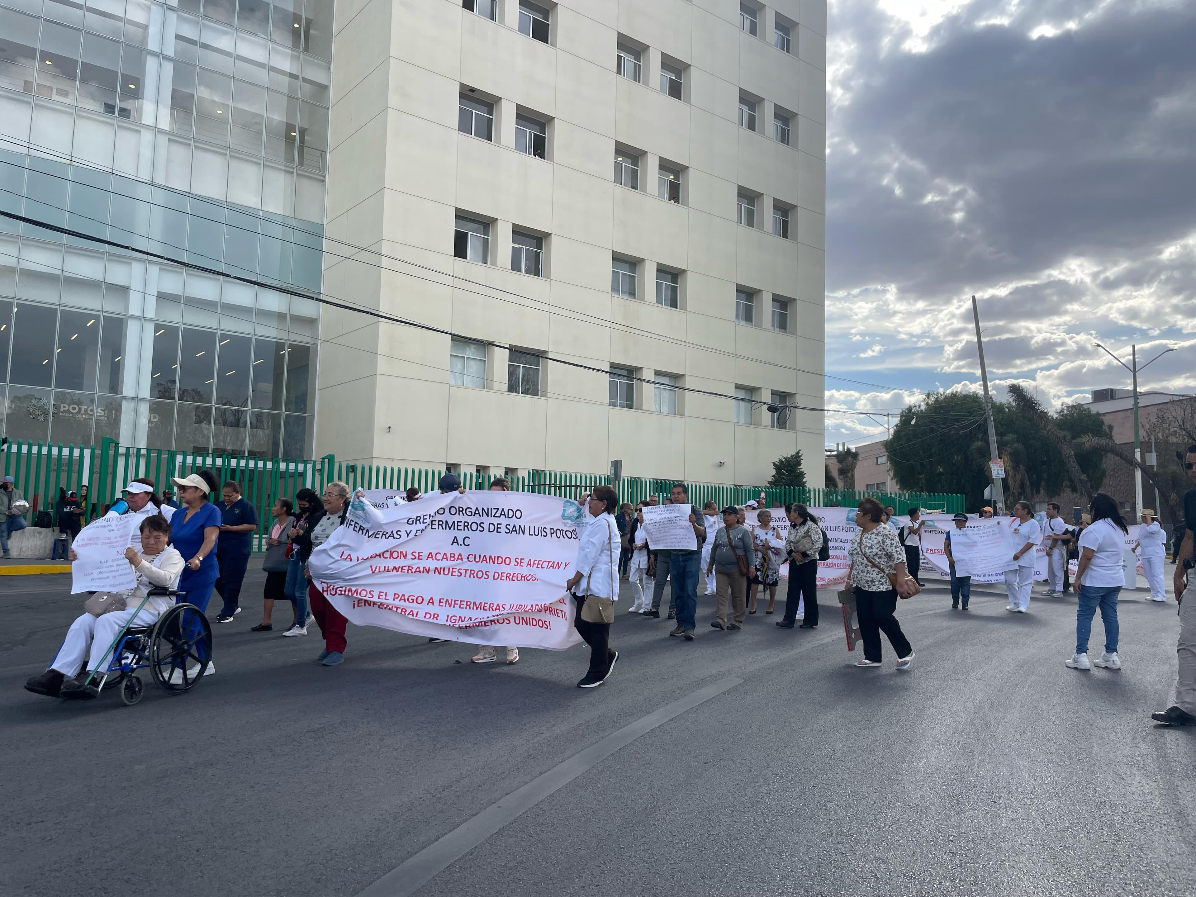 Se manifiestan enfermeras del Hospital Central ante crisis salarial