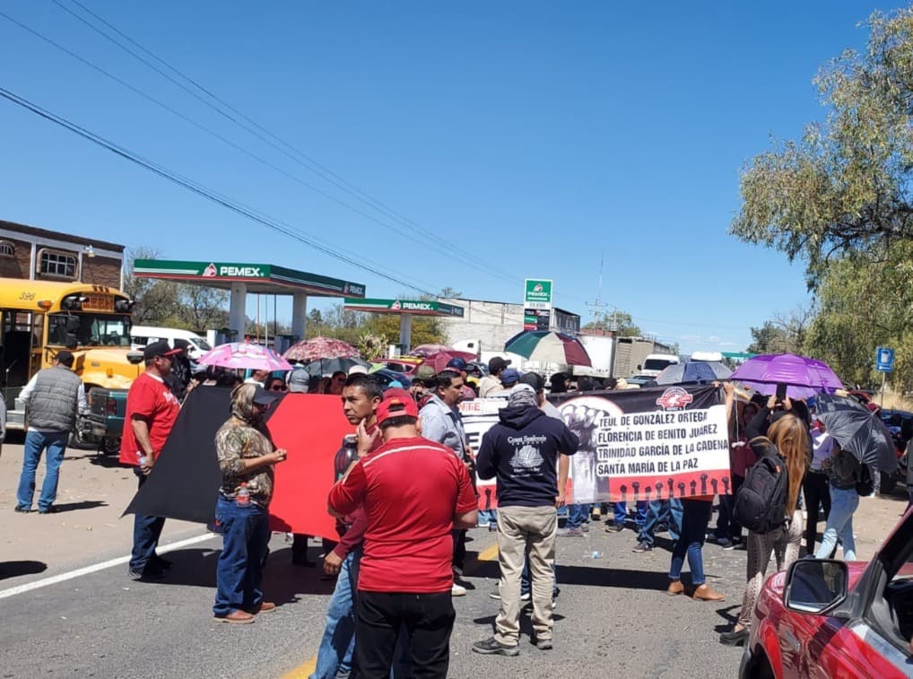 Bloquean docentes zacatecanos carreteras federales causando tráfico en SLP
