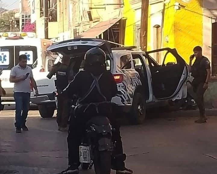 Patrulla de la GCE choca contra comercio en Santa María del Río