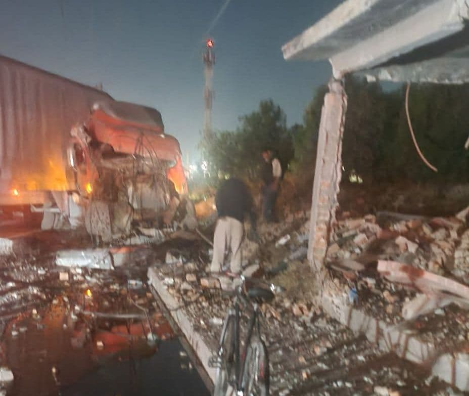 Tráiler pierde el control y se estrella contra una casa en el periférico