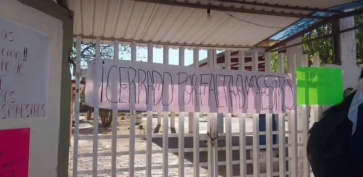 Padres y estudiantes de telesecundaria protestan por falta de maestros